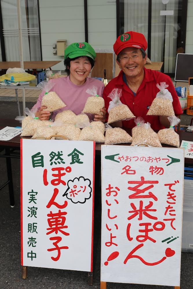 朝市でのぽん菓子加工実演の様子